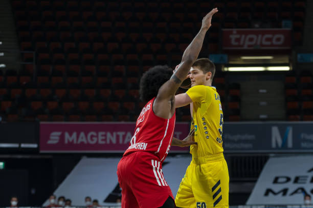 又能在防守 又能在防守